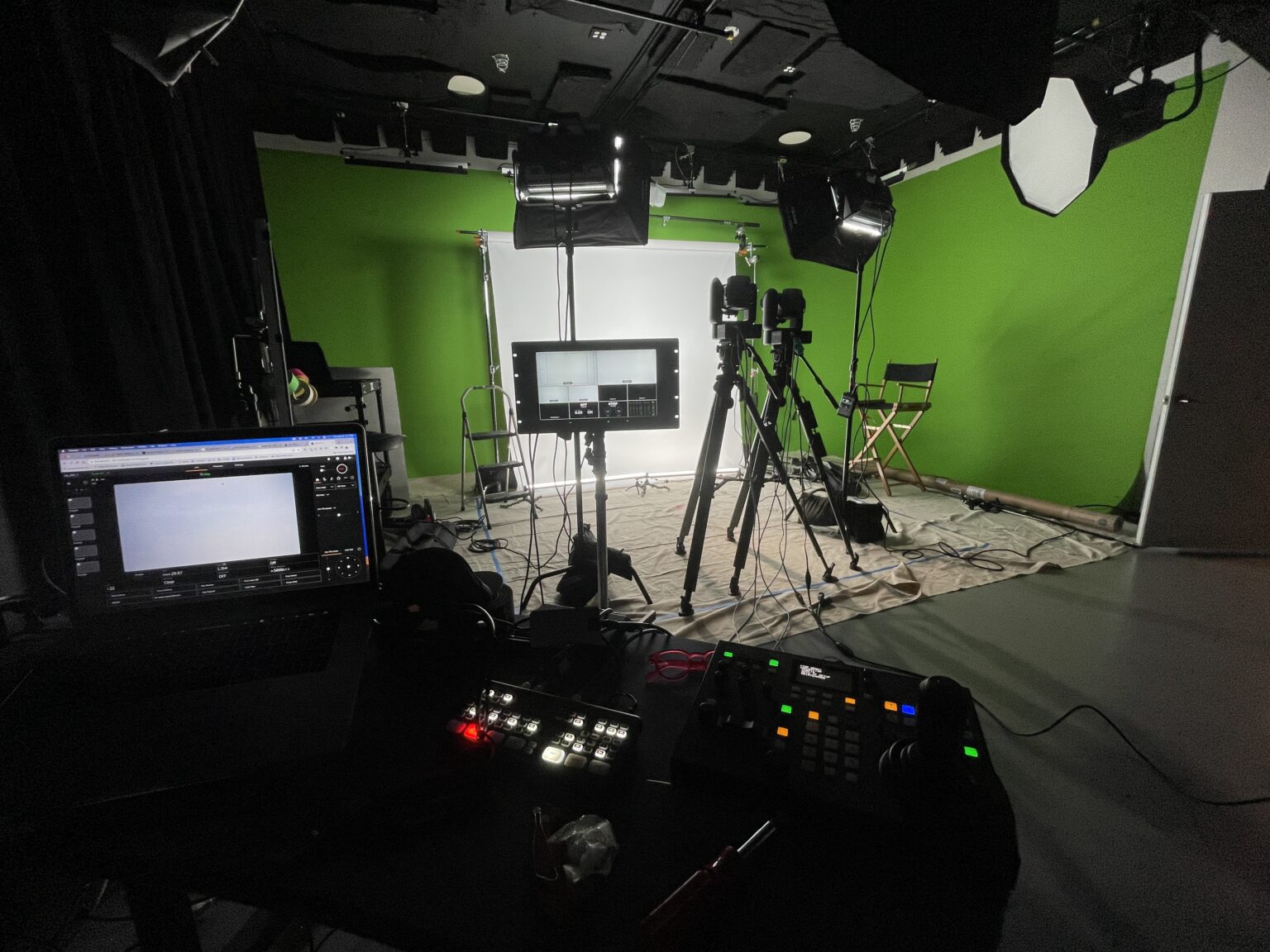San Francisco Green Screen studio interior, pre-lit green screen cyclorama South San Francisco